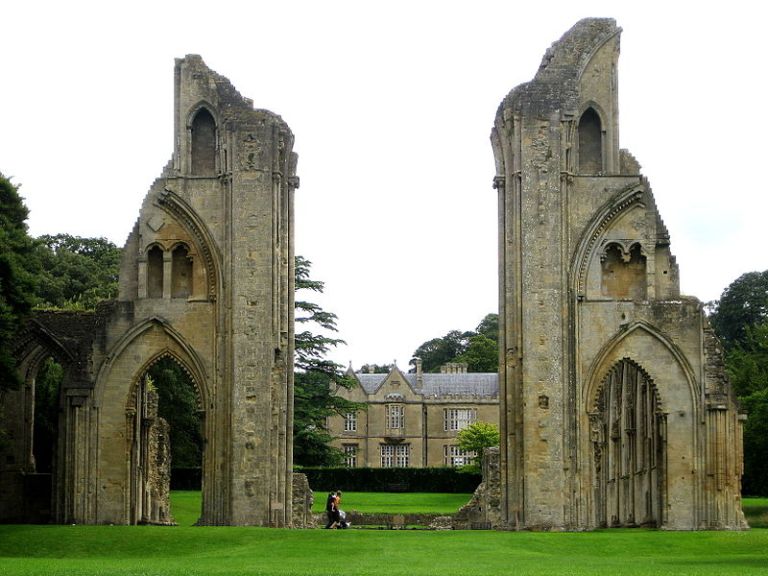 800px-Glastonbury_Abbey_view_up_nave